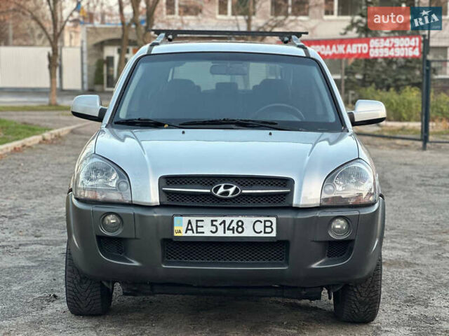 Серый Хендай Туксон, объемом двигателя 1.98 л и пробегом 167 тыс. км за 7300 $, фото 4 на Automoto.ua