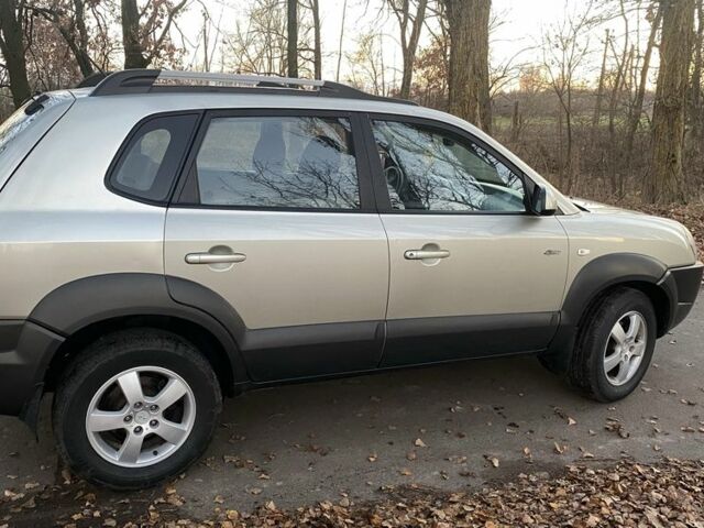 Серый Хендай Туксон, объемом двигателя 2 л и пробегом 345 тыс. км за 6700 $, фото 7 на Automoto.ua