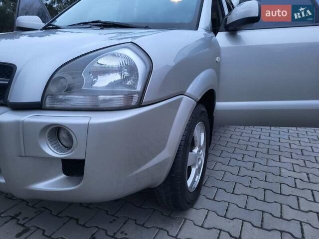 Серый Хендай Туксон, объемом двигателя 2 л и пробегом 240 тыс. км за 8300 $, фото 90 на Automoto.ua