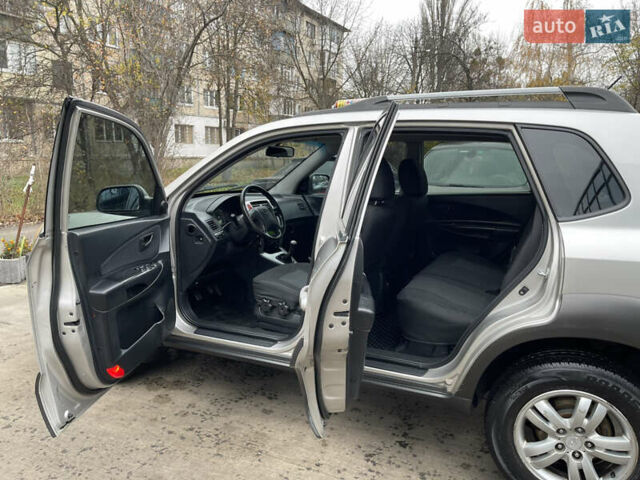 Серый Хендай Туксон, объемом двигателя 2 л и пробегом 290 тыс. км за 6500 $, фото 9 на Automoto.ua