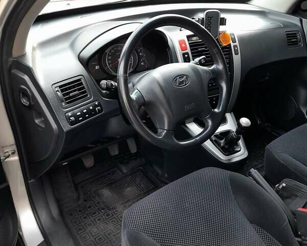 Сірий Хендай Туксон, об'ємом двигуна 2 л та пробігом 182 тис. км за 8800 $, фото 8 на Automoto.ua