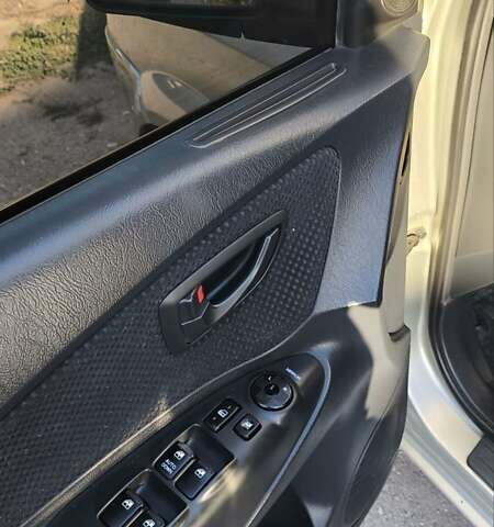 Серый Хендай Туксон, объемом двигателя 1.98 л и пробегом 193 тыс. км за 8400 $, фото 25 на Automoto.ua