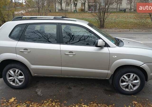 Сірий Хендай Туксон, об'ємом двигуна 2 л та пробігом 203 тис. км за 7700 $, фото 4 на Automoto.ua