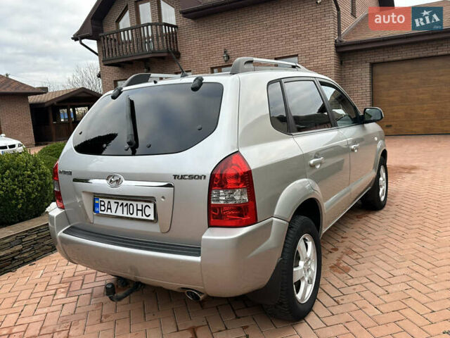 Серый Хендай Туксон, объемом двигателя 1.98 л и пробегом 217 тыс. км за 8500 $, фото 12 на Automoto.ua