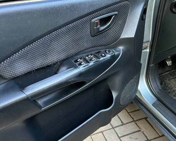 Серый Хендай Туксон, объемом двигателя 1.98 л и пробегом 269 тыс. км за 7500 $, фото 17 на Automoto.ua