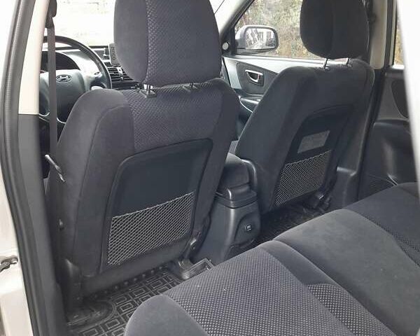 Сірий Хендай Туксон, об'ємом двигуна 2 л та пробігом 182 тис. км за 8800 $, фото 4 на Automoto.ua