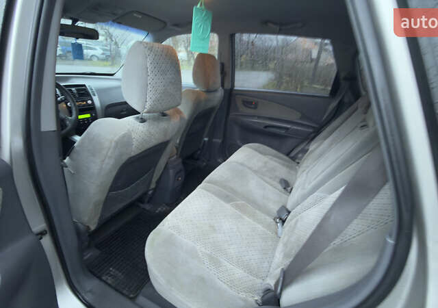 Серый Хендай Туксон, объемом двигателя 2 л и пробегом 222 тыс. км за 7950 $, фото 9 на Automoto.ua