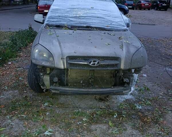 Сірий Хендай Туксон, об'ємом двигуна 1.98 л та пробігом 305 тис. км за 3000 $, фото 1 на Automoto.ua