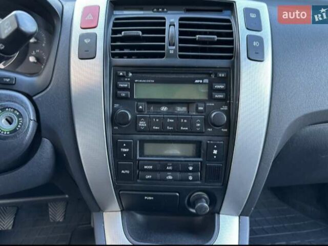 Серый Хендай Туксон, объемом двигателя 2 л и пробегом 110 тыс. км за 10200 $, фото 13 на Automoto.ua