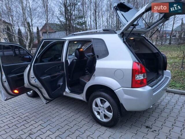 Серый Хендай Туксон, объемом двигателя 2 л и пробегом 240 тыс. км за 8300 $, фото 83 на Automoto.ua