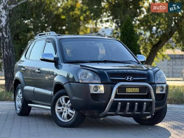 Серый Хендай Туксон, объемом двигателя 1.98 л и пробегом 282 тыс. км за 8350 $, фото 1 на Automoto.ua