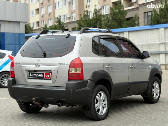 Серый Хендай Туксон, объемом двигателя 2 л и пробегом 214 тыс. км за 7990 $, фото 4 на Automoto.ua
