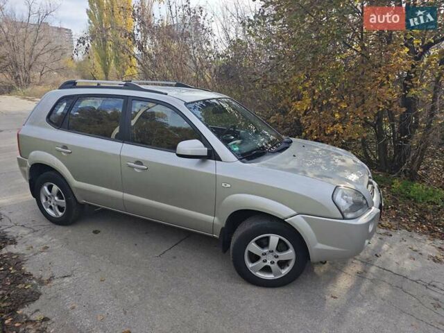 Серый Хендай Туксон, объемом двигателя 1.98 л и пробегом 173 тыс. км за 7450 $, фото 24 на Automoto.ua