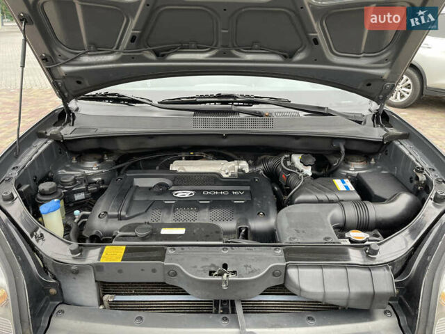 Серый Хендай Туксон, объемом двигателя 2 л и пробегом 182 тыс. км за 7600 $, фото 55 на Automoto.ua