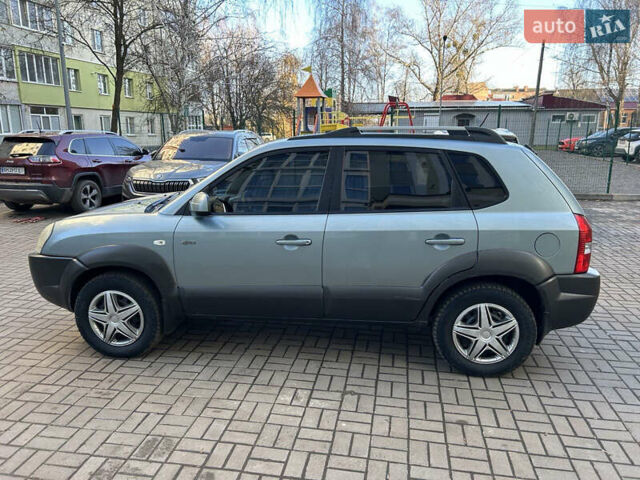 Серый Хендай Туксон, объемом двигателя 1.98 л и пробегом 269 тыс. км за 7500 $, фото 9 на Automoto.ua