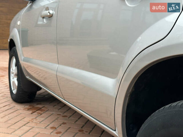 Серый Хендай Туксон, объемом двигателя 1.98 л и пробегом 217 тыс. км за 8500 $, фото 20 на Automoto.ua