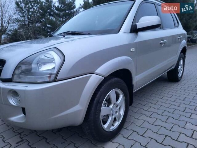 Серый Хендай Туксон, объемом двигателя 2 л и пробегом 240 тыс. км за 8300 $, фото 56 на Automoto.ua