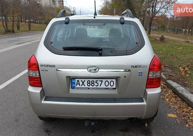 Сірий Хендай Туксон, об'ємом двигуна 2 л та пробігом 203 тис. км за 7700 $, фото 6 на Automoto.ua