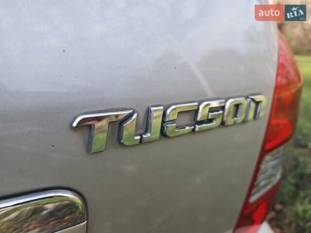 Серый Хендай Туксон, объемом двигателя 1.98 л и пробегом 173 тыс. км за 7450 $, фото 18 на Automoto.ua