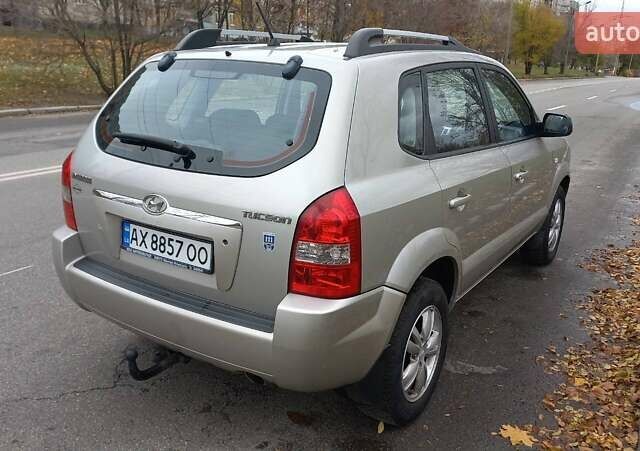 Сірий Хендай Туксон, об'ємом двигуна 2 л та пробігом 203 тис. км за 7700 $, фото 5 на Automoto.ua