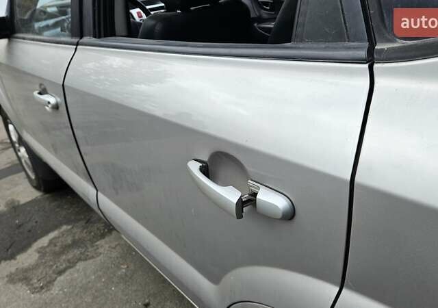 Серый Хендай Туксон, объемом двигателя 2 л и пробегом 330 тыс. км за 4000 $, фото 6 на Automoto.ua