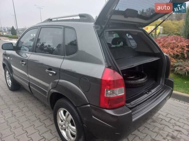 Сірий Хендай Туксон, об'ємом двигуна 2 л та пробігом 190 тис. км за 8600 $, фото 61 на Automoto.ua