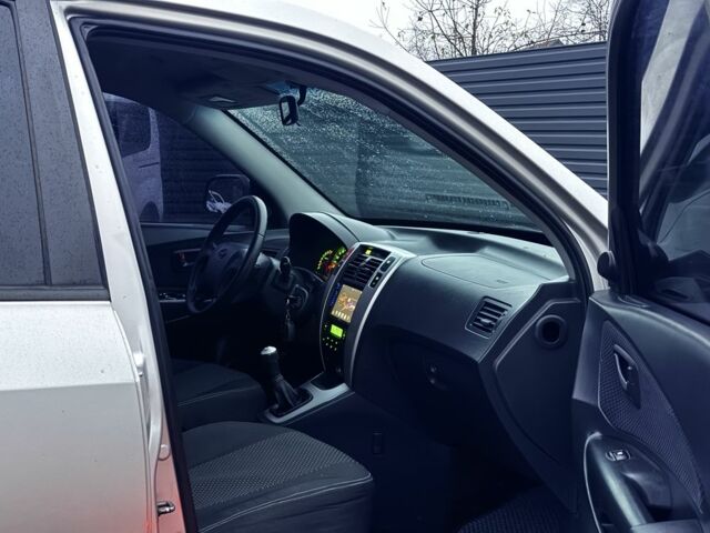 Серый Хендай Туксон, объемом двигателя 2 л и пробегом 305 тыс. км за 7200 $, фото 14 на Automoto.ua