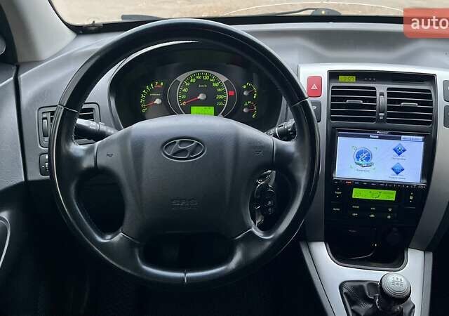 Сірий Хендай Туксон, об'ємом двигуна 1.98 л та пробігом 281 тис. км за 7200 $, фото 12 на Automoto.ua