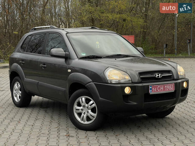 Серый Хендай Туксон, объемом двигателя 2 л и пробегом 182 тыс. км за 7600 $, фото 1 на Automoto.ua