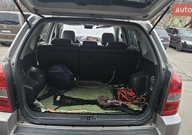 Серый Хендай Туксон, объемом двигателя 2 л и пробегом 330 тыс. км за 4000 $, фото 4 на Automoto.ua