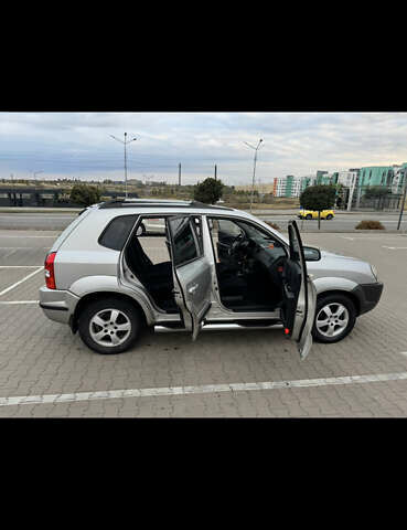 Серый Хендай Туксон, объемом двигателя 1.98 л и пробегом 240 тыс. км за 7600 $, фото 9 на Automoto.ua