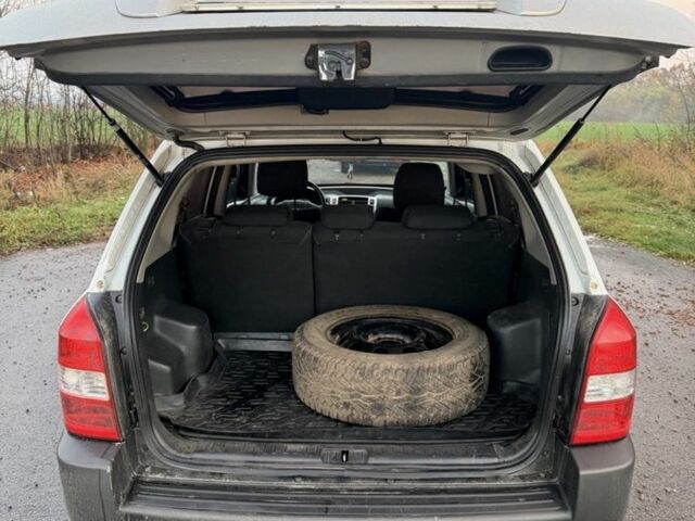 Хендай Туксон 2007 у Ахтырке на Automoto.ua Сірий Хендай Туксон, об'ємом двигуна 2 л та пробігом 192 тис. км за 6950 $, фото 12 на Automoto.ua