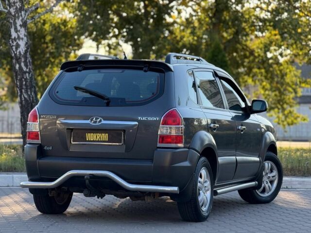 Серый Хендай Туксон, объемом двигателя 2 л и пробегом 282 тыс. км за 7950 $, фото 11 на Automoto.ua