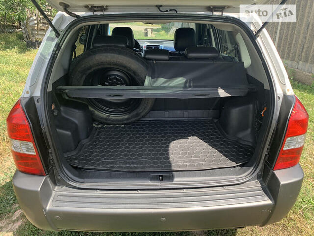 Сірий Хендай Туксон, об'ємом двигуна 1.98 л та пробігом 227 тис. км за 7500 $, фото 22 на Automoto.ua