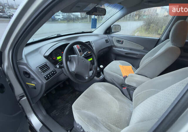 Серый Хендай Туксон, объемом двигателя 2 л и пробегом 222 тыс. км за 7950 $, фото 10 на Automoto.ua