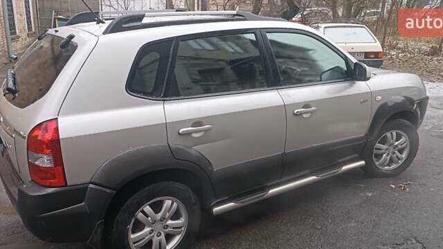 Сірий Хендай Туксон, об'ємом двигуна 1.98 л та пробігом 122 тис. км за 8300 $, фото 5 на Automoto.ua