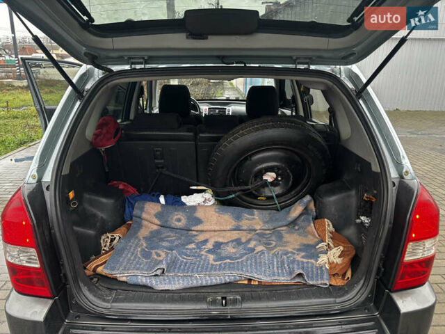 Сірий Хендай Туксон, об'ємом двигуна 2 л та пробігом 255 тис. км за 7600 $, фото 26 на Automoto.ua