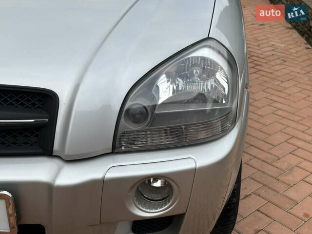 Серый Хендай Туксон, объемом двигателя 1.98 л и пробегом 217 тыс. км за 8500 $, фото 27 на Automoto.ua