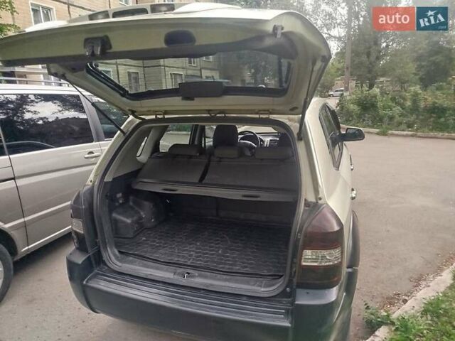 Хендай Туксон 2007 в Кривом Роге на Automoto.ua Серый Хендай Туксон, объемом двигателя 2 л и пробегом 178 тыс. км за 7300 $, фото 1 на Automoto.ua