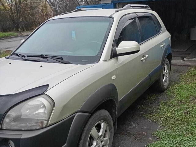 Серый Хендай Туксон, объемом двигателя 2 л и пробегом 168 тыс. км за 7500 $, фото 2 на Automoto.ua