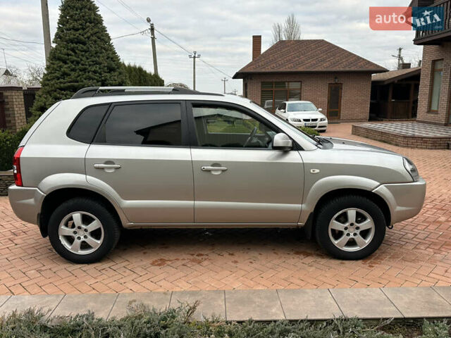 Серый Хендай Туксон, объемом двигателя 1.98 л и пробегом 217 тыс. км за 8500 $, фото 14 на Automoto.ua