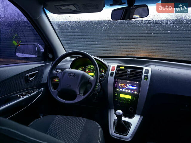 Сірий Хендай Туксон, об'ємом двигуна 2 л та пробігом 305 тис. км за 7350 $, фото 12 на Automoto.ua