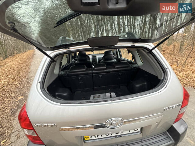Серый Хендай Туксон, объемом двигателя 1.98 л и пробегом 269 тыс. км за 7100 $, фото 27 на Automoto.ua