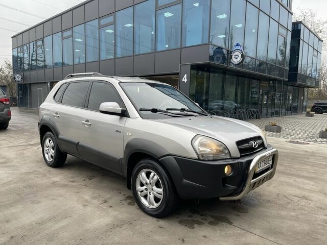 Серый Хендай Туксон, объемом двигателя 2 л и пробегом 290 тыс. км за 6400 $, фото 2 на Automoto.ua