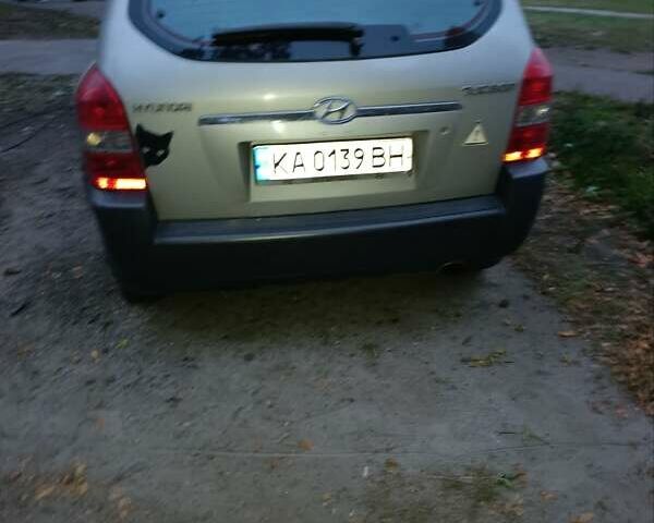 Сірий Хендай Туксон, об'ємом двигуна 1.98 л та пробігом 305 тис. км за 3000 $, фото 2 на Automoto.ua