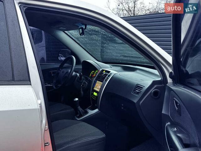 Сірий Хендай Туксон, об'ємом двигуна 2 л та пробігом 305 тис. км за 7350 $, фото 14 на Automoto.ua