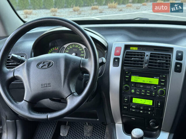 Серый Хендай Туксон, объемом двигателя 1.99 л и пробегом 315 тыс. км за 7300 $, фото 21 на Automoto.ua