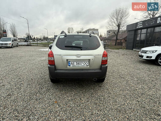 Сірий Хендай Туксон, об'ємом двигуна 1.98 л та пробігом 169 тис. км за 7890 $, фото 4 на Automoto.ua