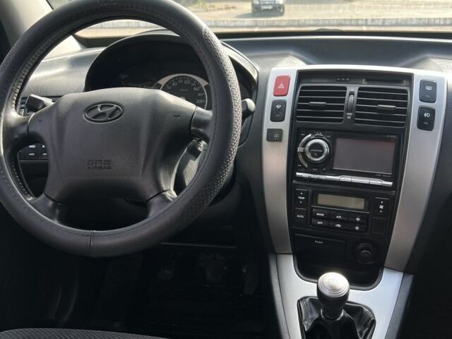 Сірий Хендай Туксон, об'ємом двигуна 2 л та пробігом 170 тис. км за 8700 $, фото 14 на Automoto.ua