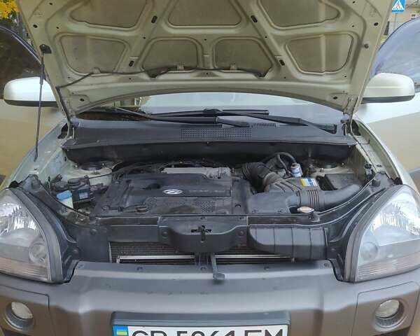 Серый Хендай Туксон, объемом двигателя 1.98 л и пробегом 250 тыс. км за 7300 $, фото 18 на Automoto.ua